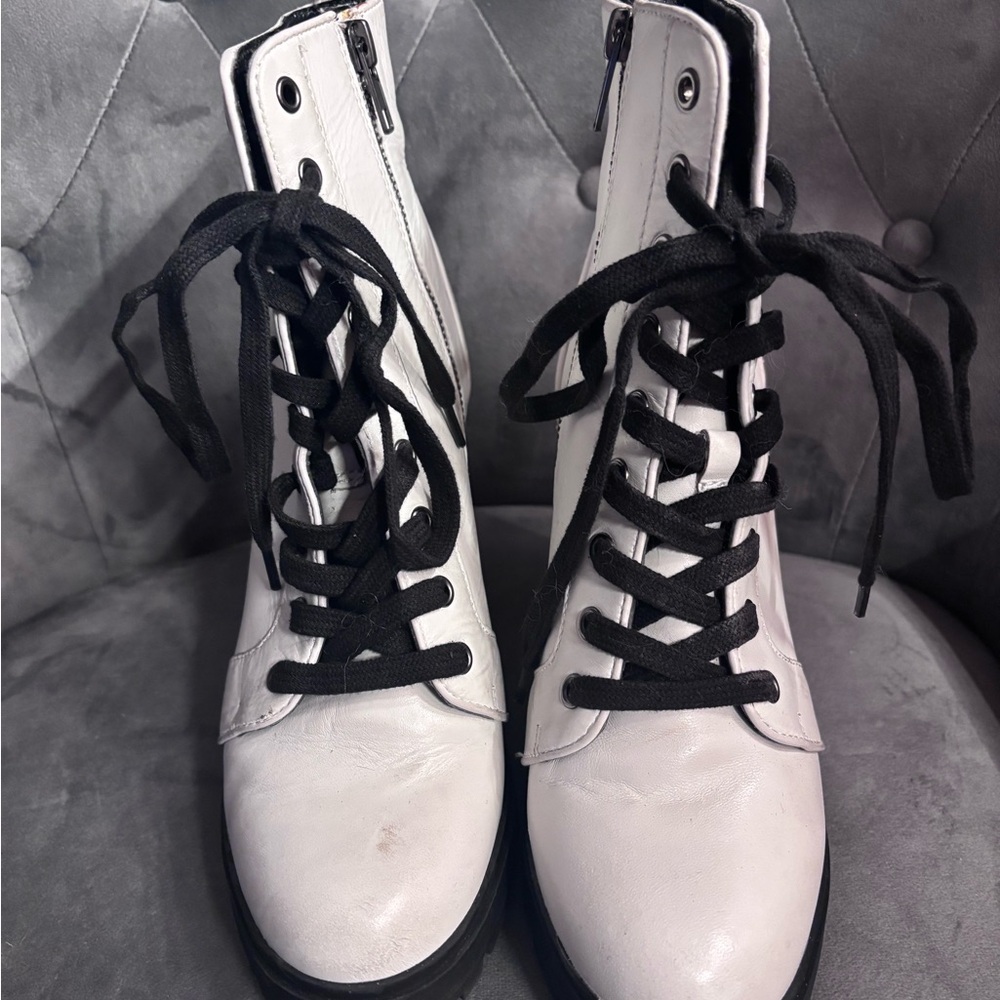 Steve Madden Women's Black and White Lace-Up Boots